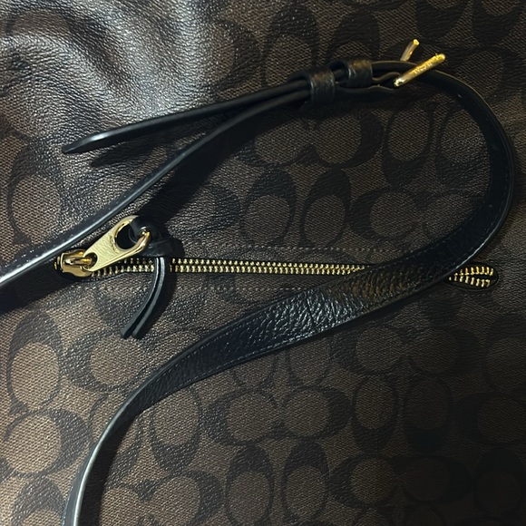 Signature Coach shoulder bag - Picture 6 of 6